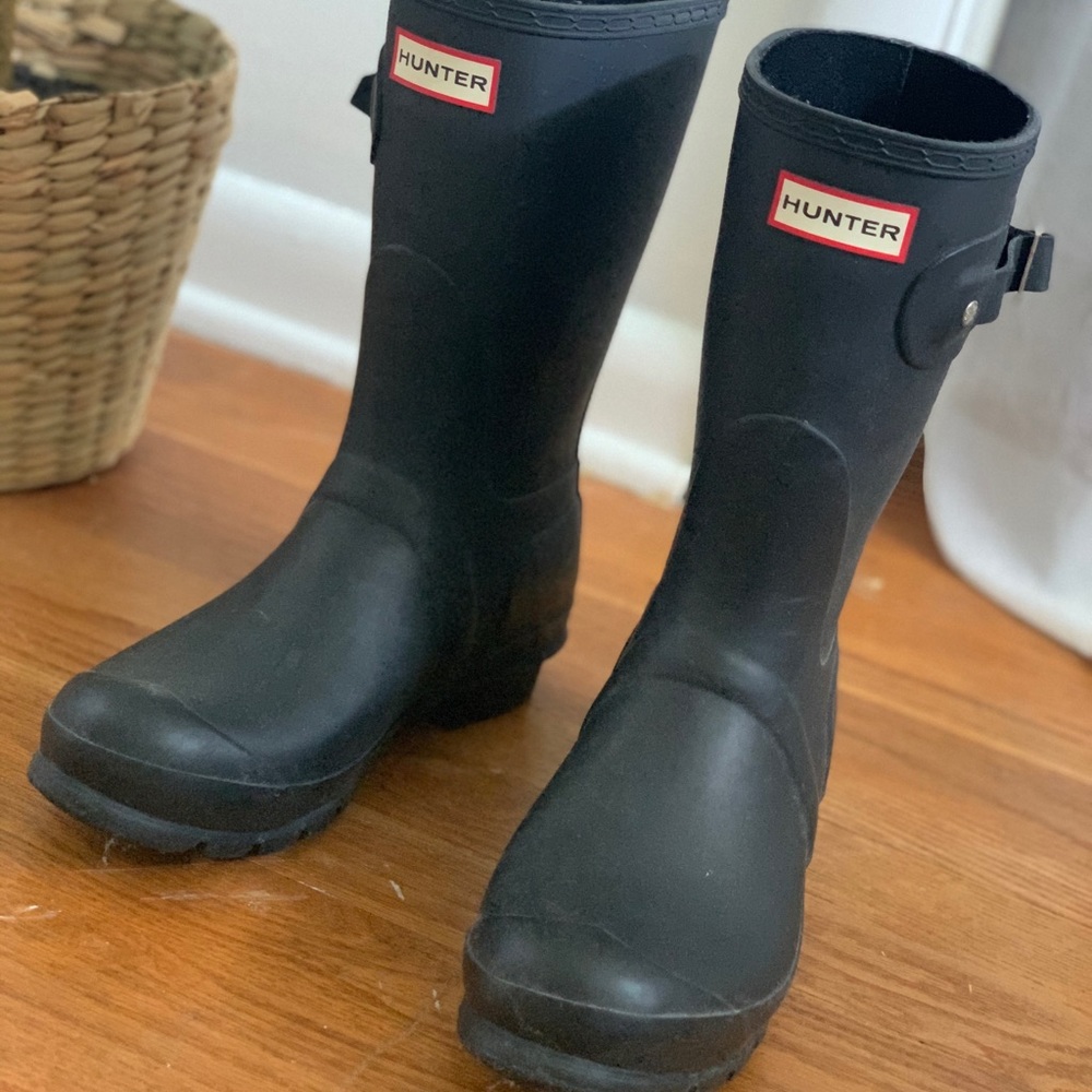 matte black original short Hunter boots!